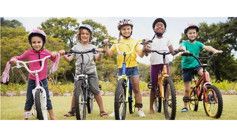 چند کودک دختر و پسر در حال دوچرخه‌سواری