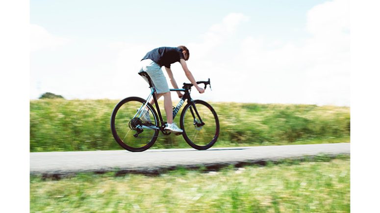 دوچرخه سوار با دوچرخه کربن در جاده
