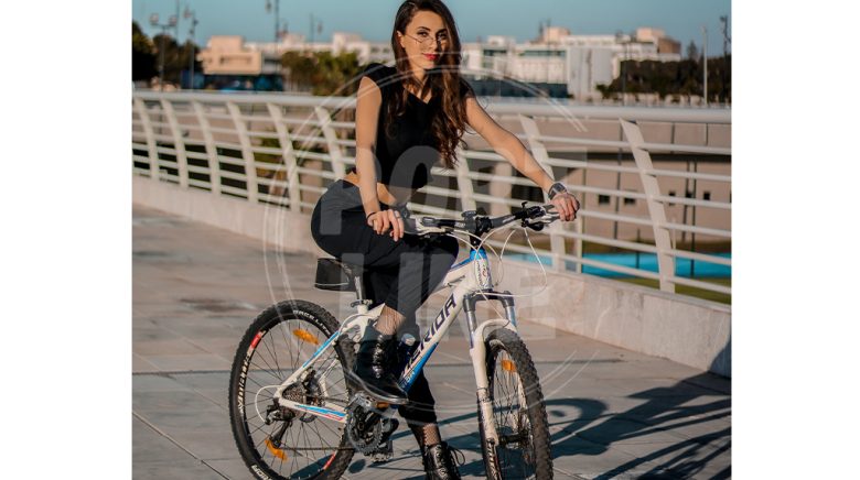 دختر جوان در حال دوچرخه سواری با دوچرخه زنانه