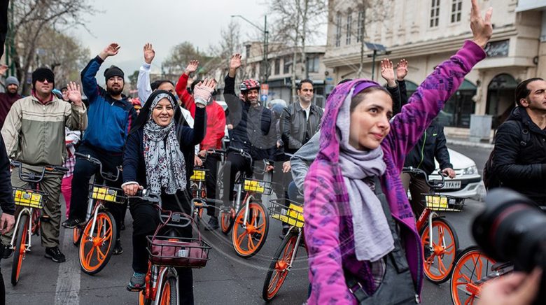تعدادی تهرانی در حال دوچرخه سواری