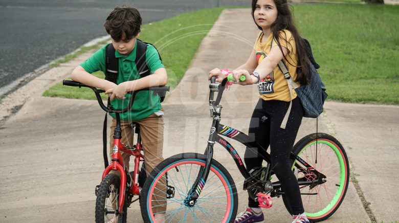 دوچرخه دخترانه و پسرانه به همراه دو کودک عصبانی