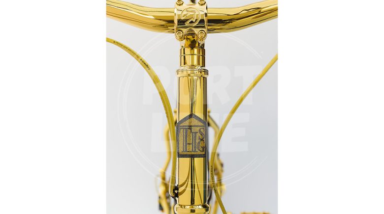 دوشاخ و لوگوی طلایی از گران ترین دوچرخه در جهان که دوچرخه کوهستان هم است