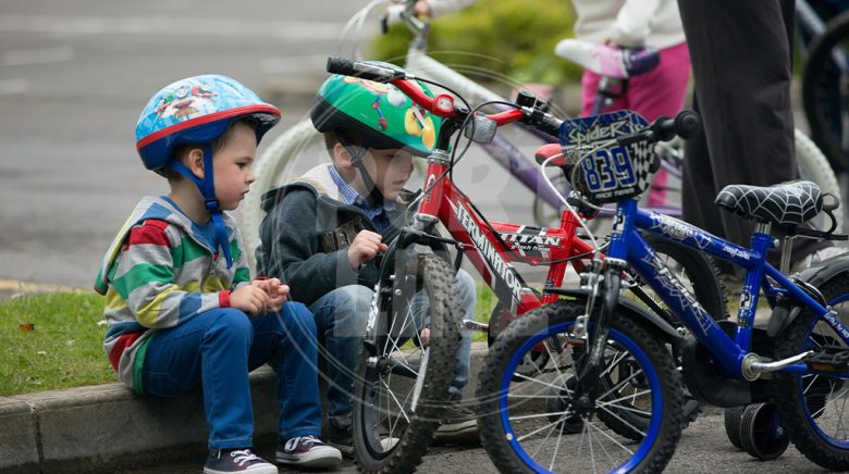 دو کودک در کنار دوچرخه هایشان