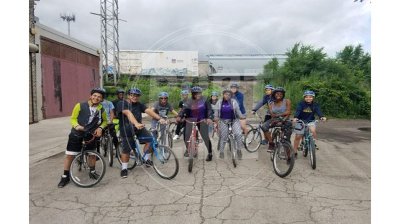 گروهی از مردم در حال دوچرخه سواری 