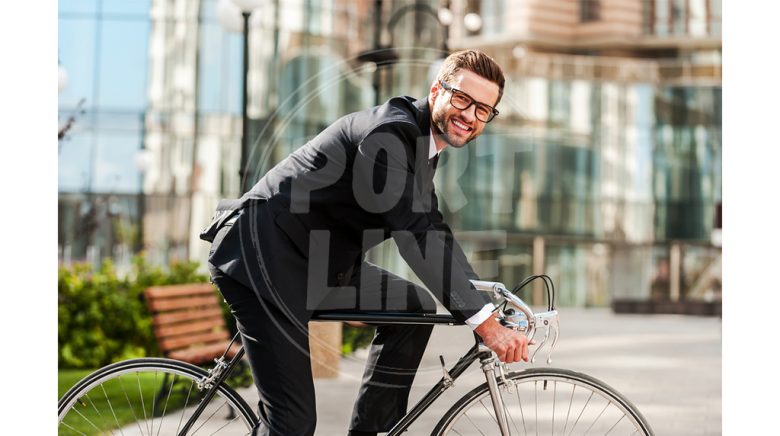 دوچرخه سواری مرد خندان یا کت و شلوار