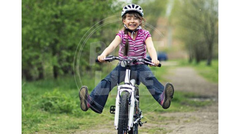 کودک شاد در حال دوچرخه سواری