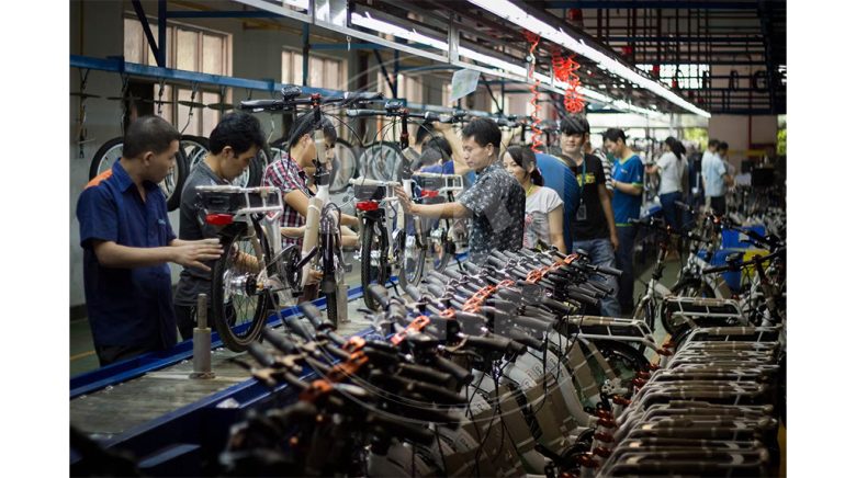 کارخانه دوچرخه با افراد و کارگران چینی