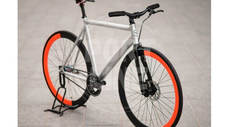 دوچرخه نقره ای با طوقه نارنجی