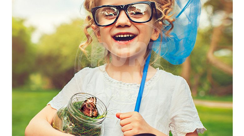 کودک کم‌بینا با عینک زخیم