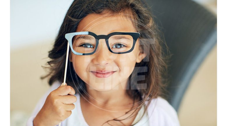 کودک دختر با عینک و کم‌بینا
