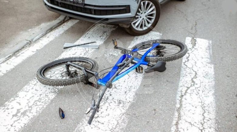 دوچرخه آبی در تصادف با ماشین