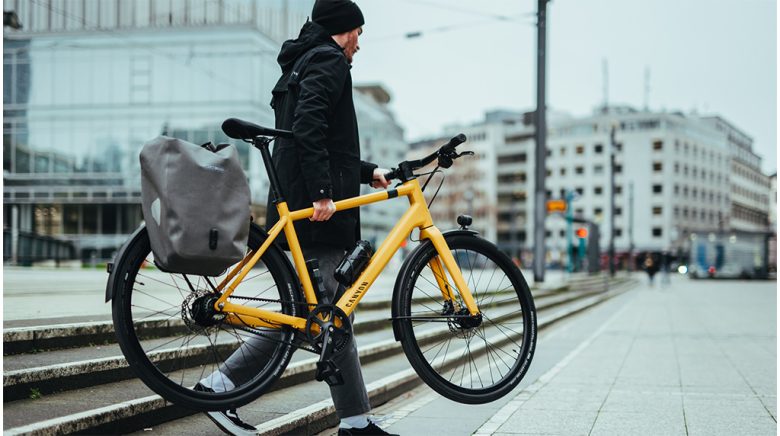 مردی مشکی پوش با دوچرخه شهری زرد