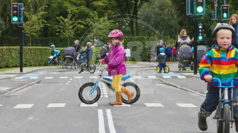 کودک در وسط خیابان با دوچرخه
